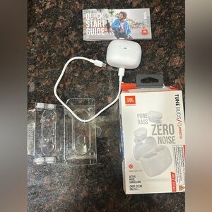 JBL Tune Buds in White